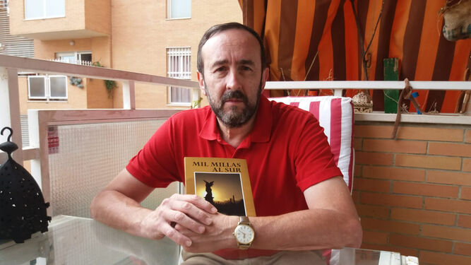 Domingo Romero con su novela, 'Mil millas al Sur'.