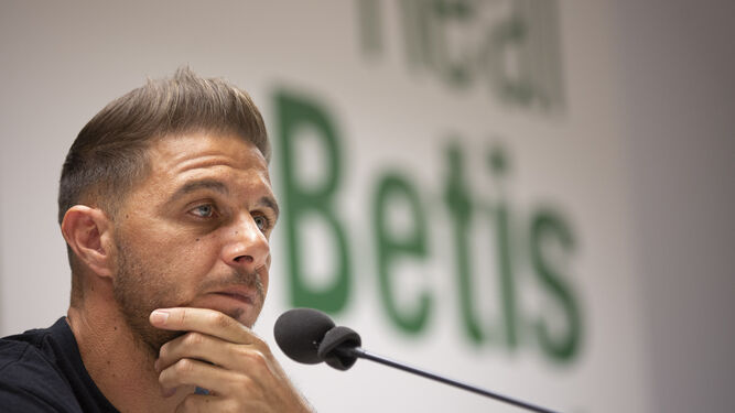 Joaquín, concentrado, durante un momento de la rueda de prensa que ofreció ayer en la sala de prensa de la ciudad deportiva.