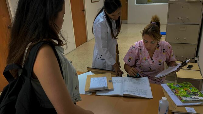 Una joven que se sometió a una operación de aumento de pecho se anota en una lista de espera de un hospital público para hacerse un control médico en Caracas.