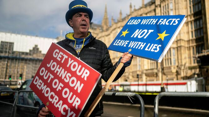 El activista pro permanencia Steve Bray posa en las afueras del Parlamento británico, ayer en Londres.