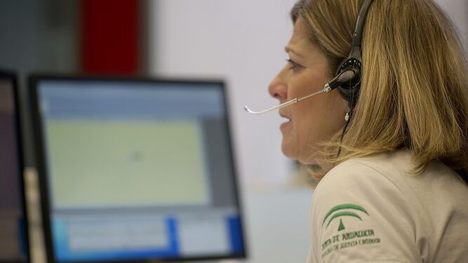 Una operadora de la sala de emergencias 112 Andalucía.