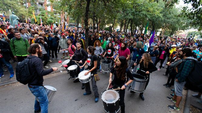 Centenares de personas convocadas por los CDR esta viernes por la mañana en Casteldefels (Barcelona) caminando para unirse a las 'Marchas por la Libertad'.