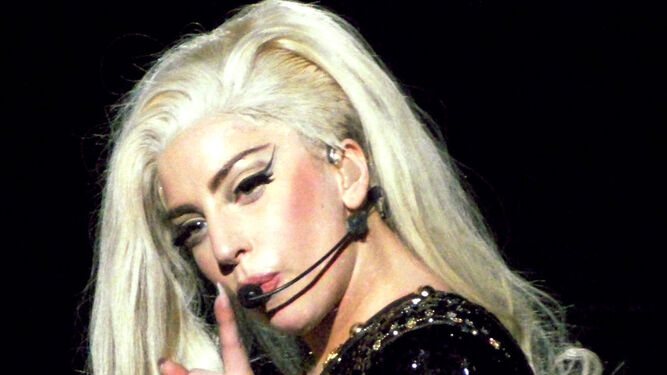 Lady Gaga se cayó mientras actuaba en Las Vegas