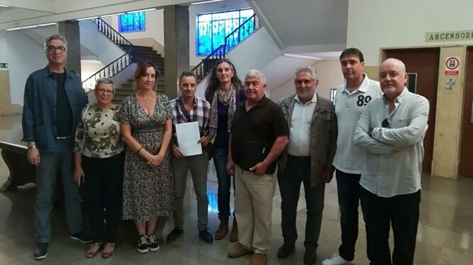 El coordinador de IU en Albaida, Clemente Franco, en el centro con la denuncia que presentó ayer en la Fiscalía de Sevilla.