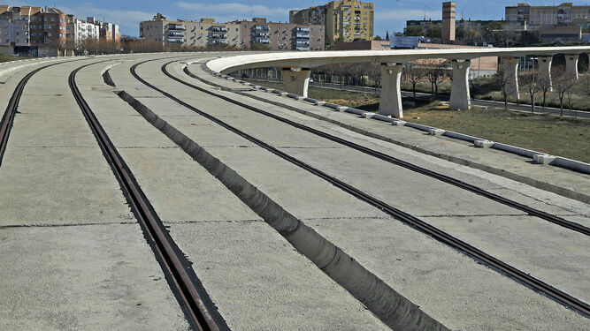 Trazado del tranvía a su paso por el municipio de Alcalá.