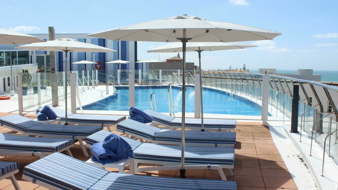 La piscina infinita en la azotea del hotel Costa Conil.