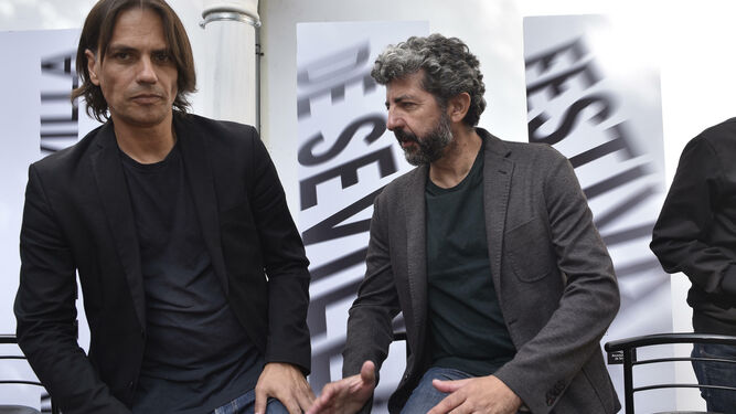 Rafael Cobos y Alberto Rodríguez ante el cartel del Festival de Sevilla.