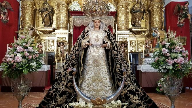 La Virgen de la Soledad en su reciente besamano extraordinario en la parroquia de la Asunción. Porta una nueva saya blanca.