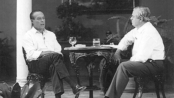 Emilio Parejo entrevistando a Curro Romero para Canal Sur en 1997.