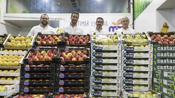 De izquierda a derecha junto a cajas de frutas de proveedores de Martimar: Miguel Ángel Riego, Alberto Riego, Fran Riego y Francisco Riego.
