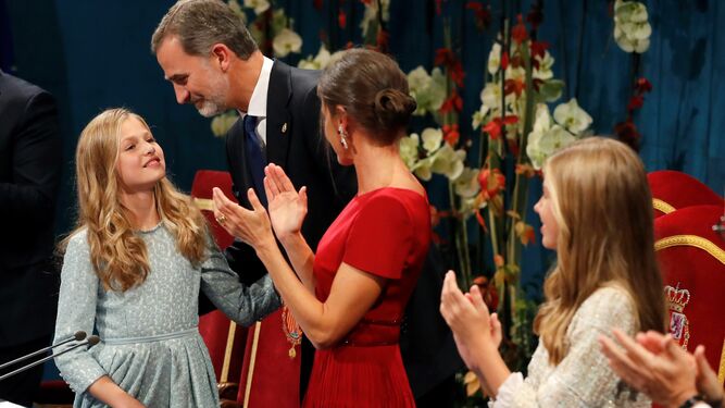 La princesa Leonor es felicitada por su padre, Felipe VI, tras su primer discurso como heredera.