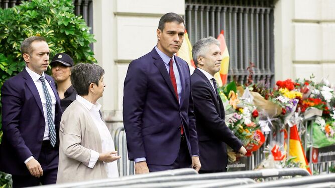 Pedro Sánchez, y el ministro del Interior, Fernando Grande-Marlaska, a su salida de la Jefatura Superior de Policía de Barcelona este lunes.