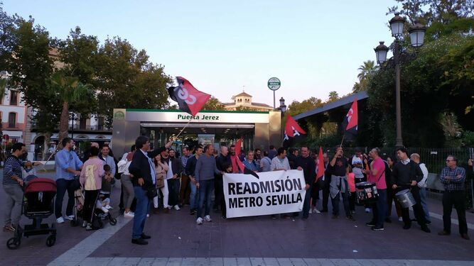 Un momento de la protesta este lunes por la tarde ante la estación Puerta de Jerez.
