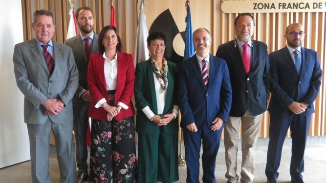Los delegados de seis de la zonas francas de España junto con la subsecretaria de Hacienda, María del Pilar Paneque.