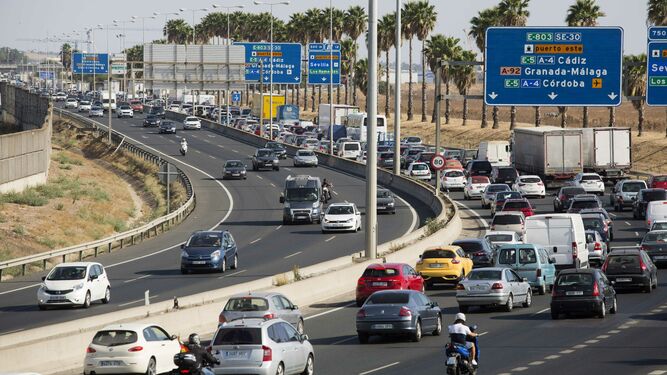Tráfico denso en la salida de Sevilla hacia Cádiz.