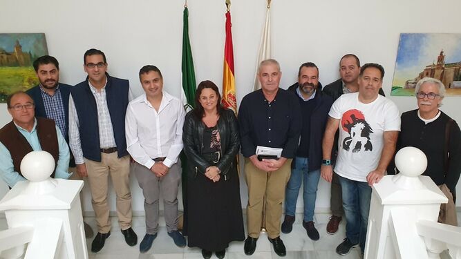 Los alcaldes y representantes de los siete municipios del arco norte del segundo cinturón del Aljarafe, en el Ayuntamiento de Espartinas.