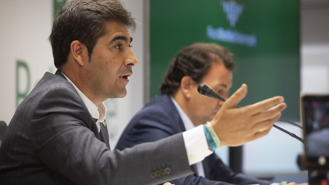 Angel Haro, con López Catalán a su lado, en una rueda de prensa.