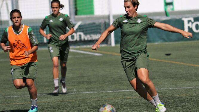 Priscila Borja, en un entrenamiento con el Betis Féminas.