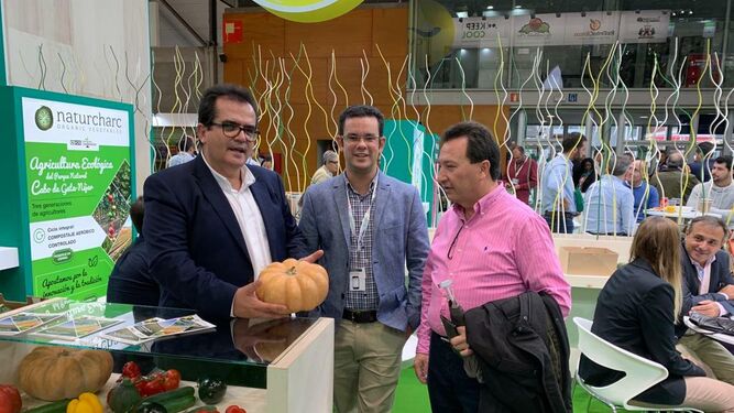 El diputado de Promoción Agroalimentaria, Antonio J. Rodríguez, en la feria visitando a una empresa almeriense allí presente.