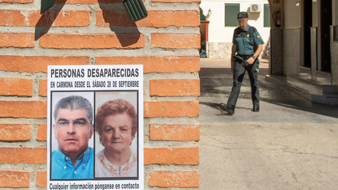 El cartel de madre e hijo desaparecidos en Carmona a las puertas del cartel de la Guardia Civil.