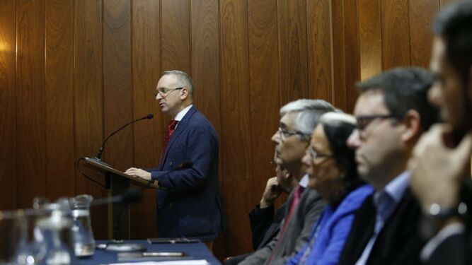 El periodista de 'Diario de Sevilla', Diego J. Geniz, en un momento de la presentación de la misa al Cristo de la Conversión en el Círculo Mercantil.