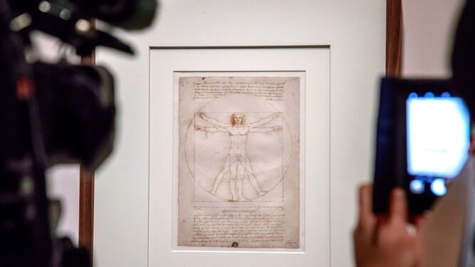 El 'Hombre de Vitrubio', en la exposici&oacute;n sobre Leonardo da Vinci en el Museo del Louvre.