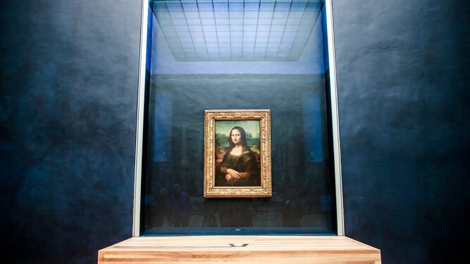 La 'Mona Lisa' de Leonardo da Vinci, en la renovada sala en la que se expone en el Museo del Louvre.