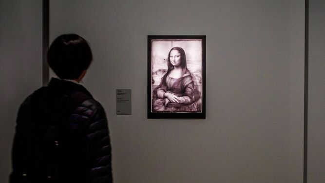 Visi&oacute;n de infrarrojos de la 'Mona Lisa', en la exposici&oacute;n sobre Leonardo da Vinci en el Museo del Louvre.