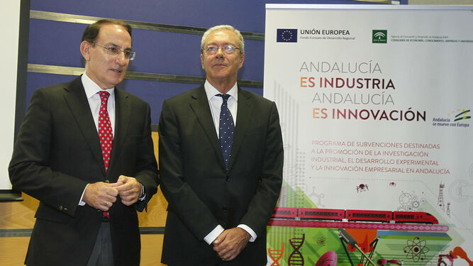 Javier González de Lara, presidente de la CEA, con Rogelio Velasco, consejero de Economía