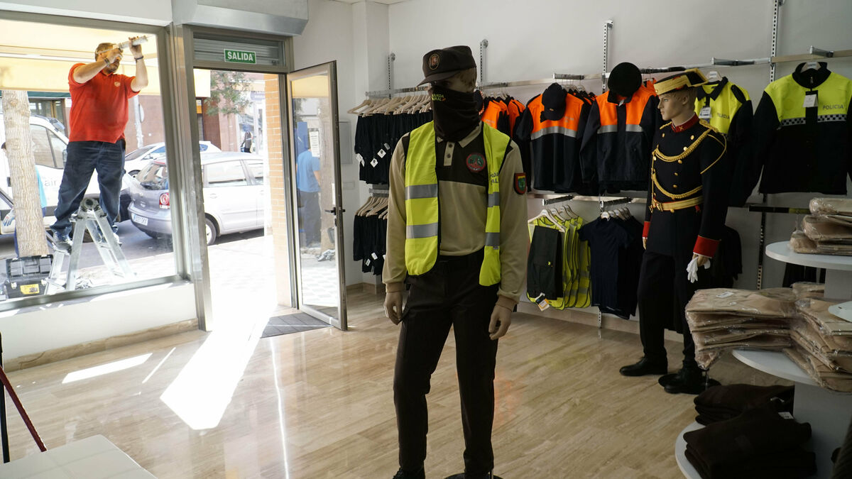 Los ladrones de tienda de uniformes de la Policía robaron casi 150 prendas