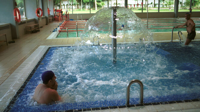 Imagen de archivo de la piscina de un gimnasio.