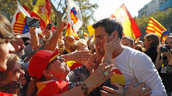Una mujer saluda a Albert Rivera en un momento de la marcha en la capital catalana.