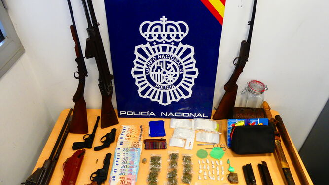 Las armas, dinero en efectivo y parte de la droga incautada en los registros.