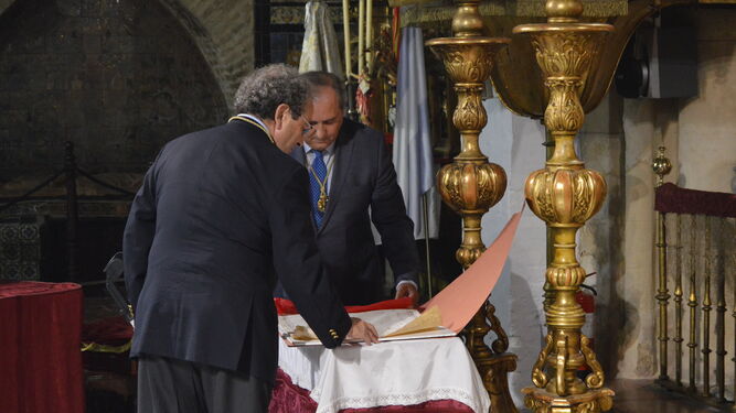 Joaquín de la Peña entrega el documento a Fernández Cabrero.