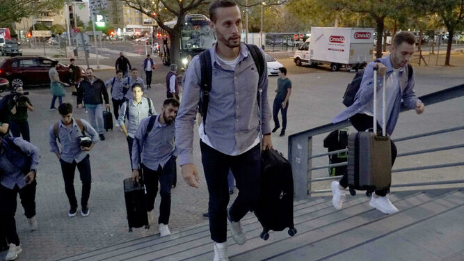 Los jugadores del Betis, ayer a la llegada a Santa Justa para viajar a Madrid.