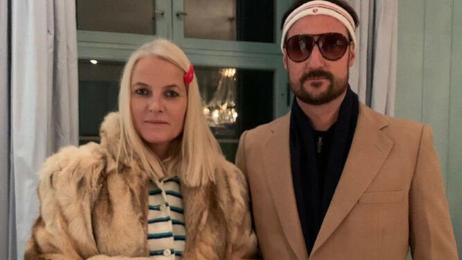 Haakon y Mette Marit de Noruega, disfrazados como los protagonistas de una película.