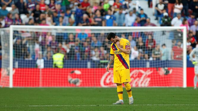 Messi, cabizbajo, durante la segunda parte del encuentro que disputó ante el Levante.