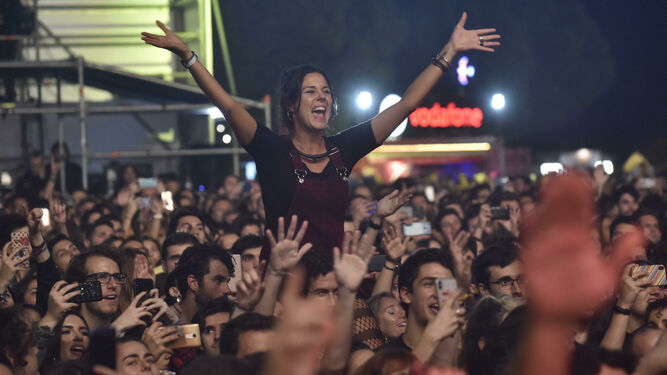 Una espectadora se alza entre el público congregado la noche del sábado en el CAAC dentro del 'MTV Music Weekend'.