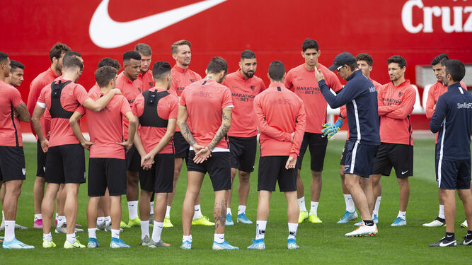 Lopetegui se dirige a sus jugadores en el entrenamiento de ayer del Sevilla FC: