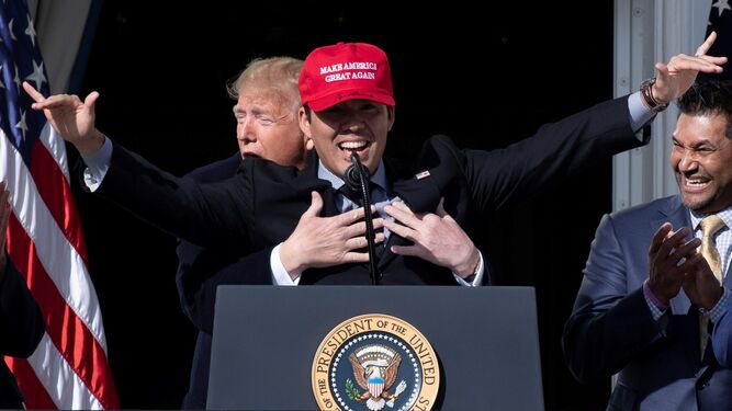Trump abraza al receptor de los Nacionales de Washington, Kurt Suzuki, en una recepción a los campeones de la Serie Mundial 2019 en la Casa Blanca.