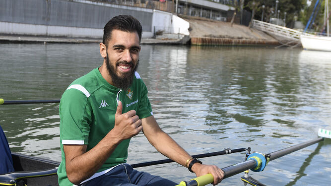 Borja Iglesias realiza un gesto de aprobación mientras prueba el nuevo bote.