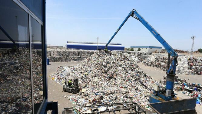 Una planta de reciclaje de plásticos, ubicada en Alcalá de Guadaíra, en una imagen de archivo.