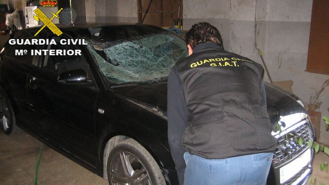 Un guardia civil con el coche implicado en el accidente ocurrido en octubre en el mismo lugar.