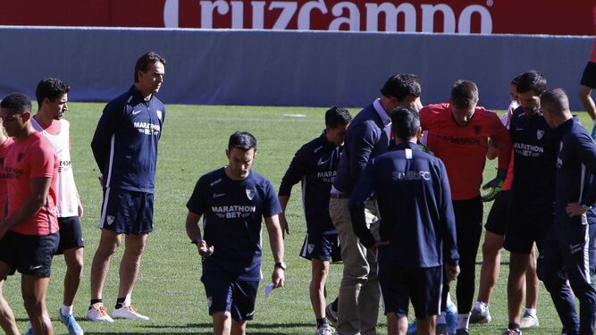El doctor Juanjo Jiménez se interesa por el jugador, rodeado de fisioterapeutas.
