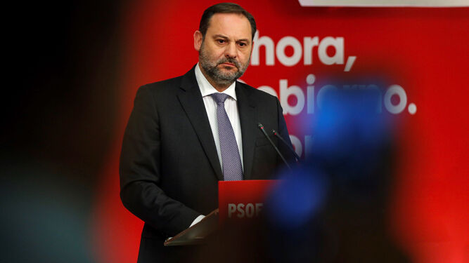 El secretario de Organización del PSOE, José Luis Ábalos, atiende ayer a los medios en la sede de Ferraz.