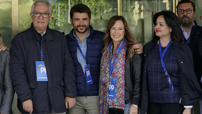 Póker del PP: Javier Arenas, Beltrán Pérez, Teresa Jiménez Becerril y Virginia Pérez, este domingo en Sevilla.