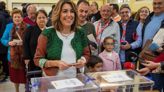 Susana Díaz se dispone a votar, ayer, en Sevilla.