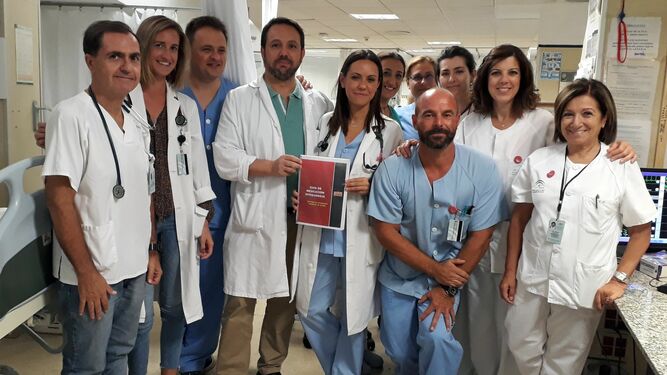 Médicos y enfermeros de urgencias del Valme que han participado en la elaboración de la guía de inyectables, con el Dr. Antonio Álvarez  Escamilla, en el centro.