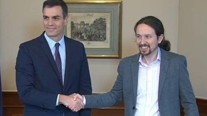 La foto del día: el saludo entre Sánchez e Iglesias