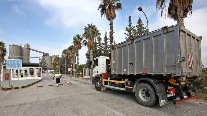 Uno de los camiones que transportan la carne de Magrudis, en la cementera de Jerez para su destrucción.